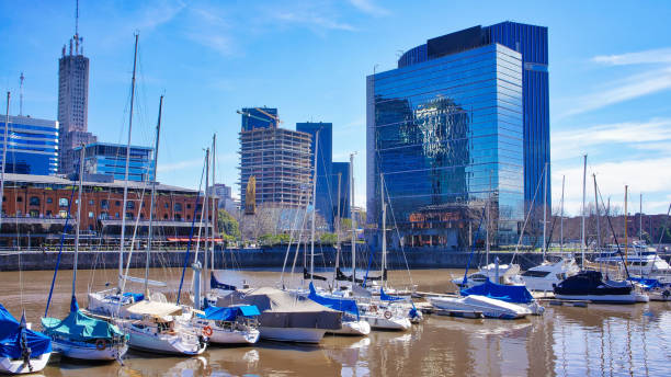 zatoka puerto madero w jasny słoneczny dzień - latin america argentina south america city zdjęcia i obrazy z banku zdjęć