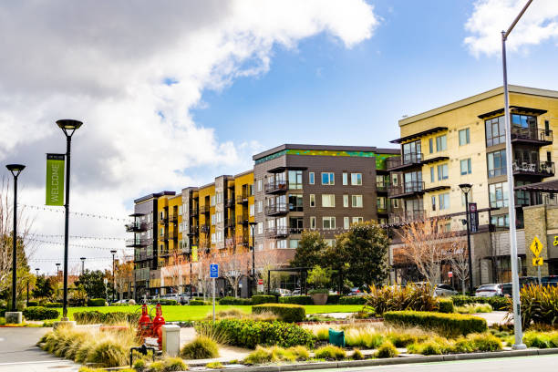 nuevos edificios residenciales en silicon valley - multi story building fotografías e imágenes de stock