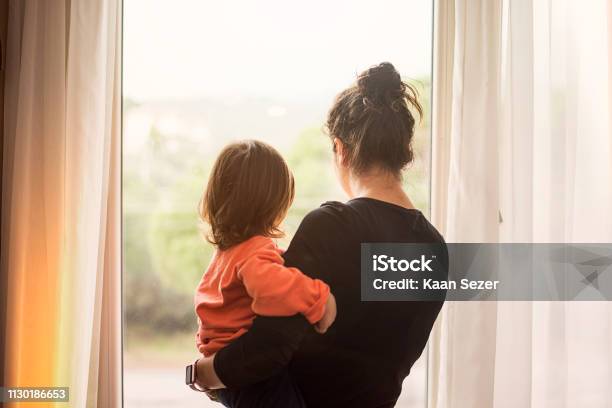 Mutter Und Sohn Aus Fenster Stockfoto und mehr Bilder von Kind - Kind, Mutter, Traurigkeit