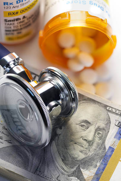 alto costo dei farmaci da prescrizione: concetto di legislazione bottiglie da prescrizione con stetoscopio - currency stethoscope medicare usa foto e immagini stock