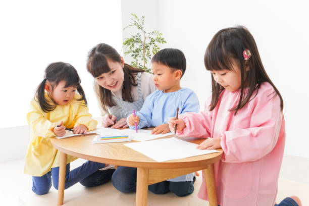 crianças e professora no jardim de infância - preschooler child chinese ethnicity asian ethnicity - fotografias e filmes do acervo