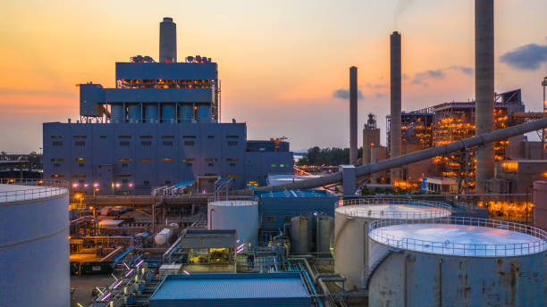 kraft-wärmekraftwerk bei sonnenuntergang, luftblick großes kombikraftwerk. - coal fired power station stock-fotos und bilder