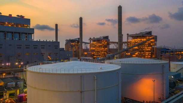 kraft-wärmekraftwerk bei sonnenuntergang, luftblick großes kombikraftwerk. - coal fired power station stock-fotos und bilder