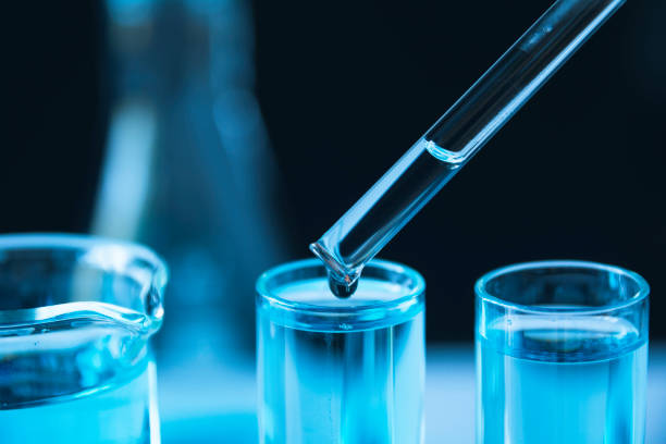 分析、医学、医薬、科学研究の概念のための液体を用いたガラス実験室化学試験管を有する研究者。 - stem glass ストックフォトと画像