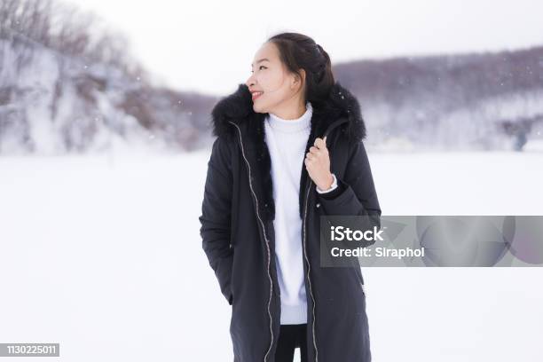 Schöne Junge Asiatische Frau Lächelt Glücklich Für Die Reise Im Schnee Wintersaison Stockfoto und mehr Bilder von Attraktive Frau