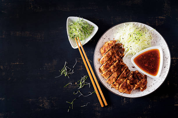 japanische küche. frittierte kotelett oder japanische hacken mit kohl und tonkatsu sauce. ansicht von oben - tonkatsu stock-fotos und bilder