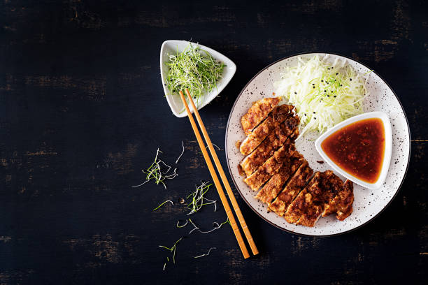 cucina giapponese. braciola di maiale fritta o braciola giapponese con cavolo e salsa tonkatsu. visualizzazione dall'alto - tonkatsu foto e immagini stock