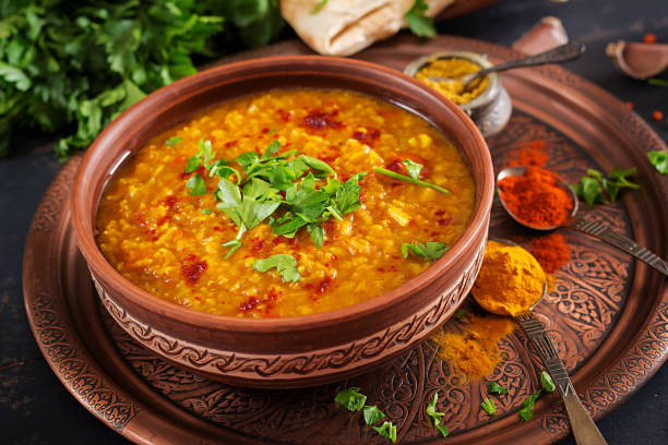 ダールカレー。伝統的なインドのスープ レンズ豆。 インド dhal スパイシー カレー ボウル、スパイス、ハーブ、素朴な黒の木製の背景。本格的なインド料理。オーバーヘッド - tomato curry ストックフォトと画像