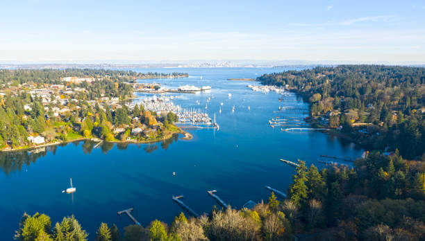 bainbridge island harbor panoramic view winslow washington beautiful sunny day landscape - kitsap imagens e fotografias de stock