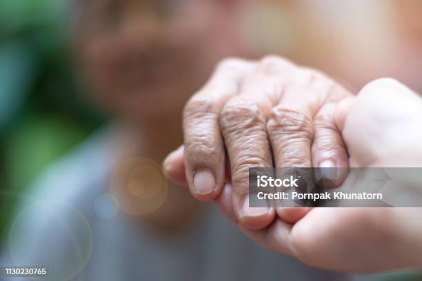 Betreuer Pfleger Hand Hält Vorhand Frau Im Hospiz Philanthropie Freundlichkeit Gegenüber Behinderten Konzept Öffentlichrechtlichen Anerkennung Woche Stockfoto und mehr Bilder von Alter Erwachsener
