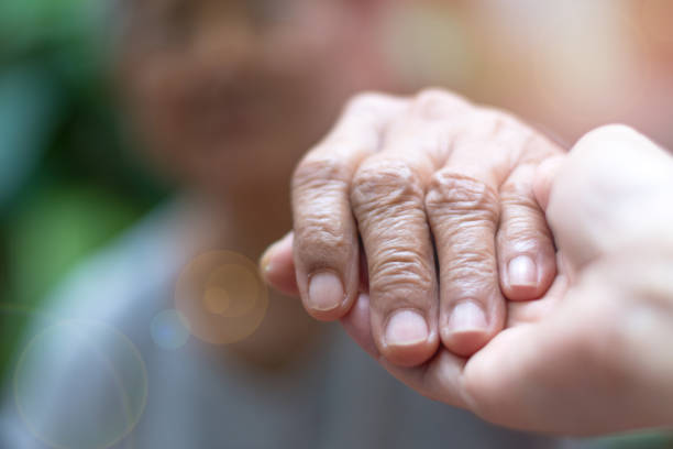 간병인, 보호자 핸드 피스에서 장 손으로 여자를 들고 장애 개념을 자선 친절입니다. 공공 서비스 인식 주 - community outreach aging process human age retirement 뉴스 사진 이미지