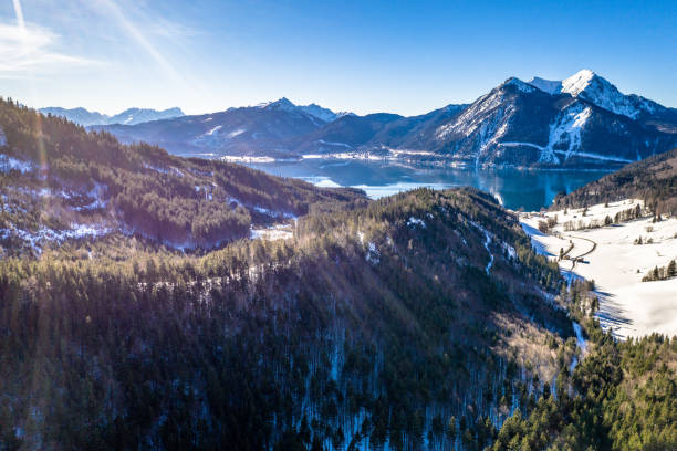 walchensee bayern deutschland aerial panorama berge see winterschnee - walchensee lake stock-fotos und bilder