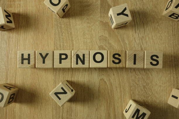 mot hypnose de blocs en bois - hypnotist therapy alternative therapy alternative medicine photos et images de collection