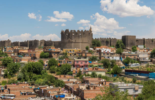 The wonderful Old Town of Diyarbakir, a Unesco World Heritage site Diyarbakir, Turkey - considered the unofficial capital of theTurkish Kurdistan, Diyarbakir is an amazing city with tastes from different cultures, a wonderful Old Town, and the Unesco World Heritage city walls fortified wall stock pictures, royalty-free photos & images