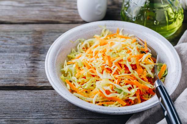 ensalada de col con repollo blanco, zanahoria y aderezo de mayonesa - cabbage close up food fork fotografías e imágenes de stock