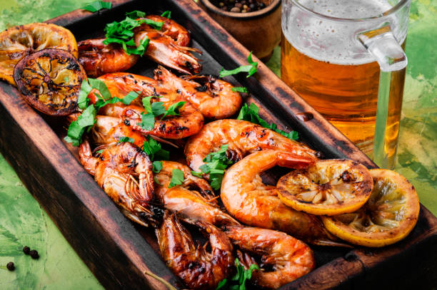 バーベキュー エビやエビ - shrimp grilled prepared shrimp barbecue ストックフォトと画像