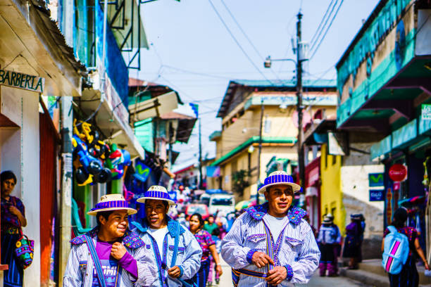 todos santos cuchumatan, guatemala - indigeni con abiti tradizionali che camminano per le strade - editorial central america guatemala antigua foto e immagini stock