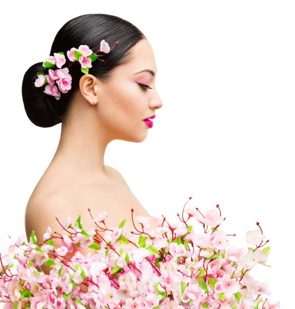 bellezza donna in fiori sakura, bella ragazza asiatica primavera fashion ritratto su bianco - hair bun asian ethnicity profile women foto e immagini stock