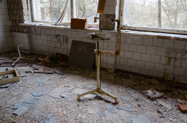 больница в заброшенном городе-призраке припять в зоне отчуждения чернобыльской аэс, украина - dead race стоковые фото и изображения