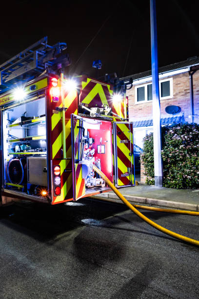 bomberos y bomberos asisten un emergencia incendio en una urbanización tranquila en la ciudad causada por un cableado de lavadora falla - uk fire department fire engine team fotografías e imágenes de stock