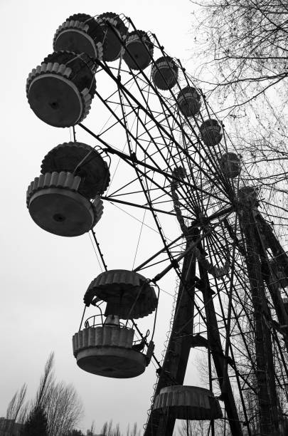 колесо обозрения в парке развлечений в заброшенном городе-призраке припять, чернобыльская зона отчуждения, украина - dead race стоковые фото и изображения