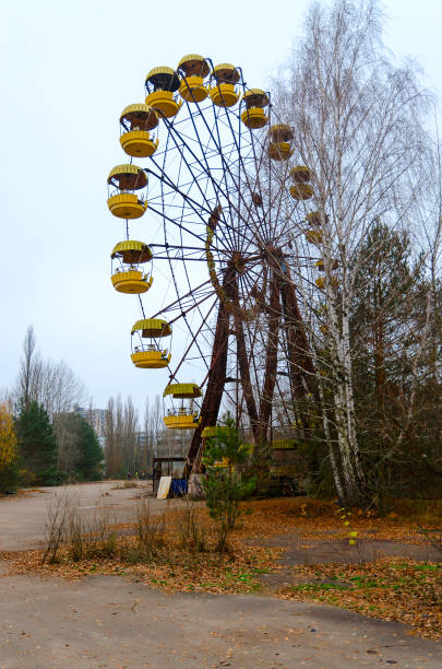 колесо обозрения в парке развлечений в заброшенном городе-призраке припять, чернобыльская зона отчуждения, украина - dead race стоковые фото и изображения