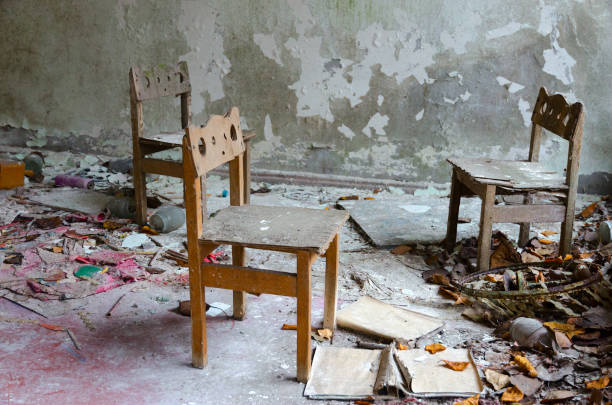 маленькие деревянные стулья среди грязи и мусора в заброшенном детском саду, мертвый город припять, чернобыльская зона отчуждения, украина - dead race стоковые фото и изображения