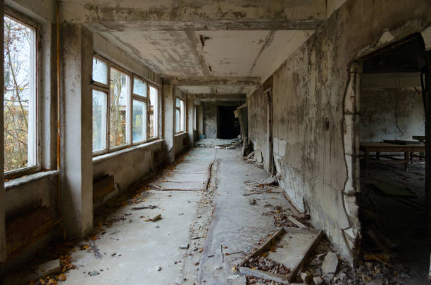 школьный коридор, мертвый заброшенный город-призрак припять в чернобыльской аэс зоны отчуждения (после катастрофы, 32 года без людей), украи� - dead race стоковые фото и изображения