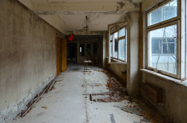 коридор в заброшенном здании школы, мертвый необитаемый город-призрак припять в чернобыльской зоне отчуждения, украина - dead race стоковые фото и изображения