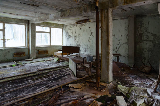 школа в заброшенном городе-призраке припять в чернобыльской аэс зоны отчуждения (после катастрофы, 32 года без людей), украина - dead race стоковые фото и изображения
