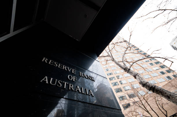 nome della reserve bank of australia sulla parete di granito nero a melbourne in australia - interest rate loan finance government foto e immagini stock