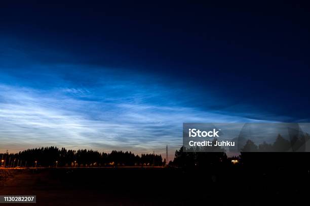 Noktierende Wolken Leuchten Am Nachthimmel Stockfoto und mehr Bilder von Wolkengebilde - Wolkengebilde, Nacht, Himmel