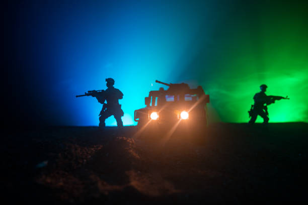 concepto de guerra. siluetas militares lucha escena sobre fondo de cielo de niebla de guerra, lucha contra siluetas debajo de horizonte nublado en la noche. escena de la batalla. vehículo del ejército con soldados. ejército - car individuality military 4x4 fotografías e imágenes de stock