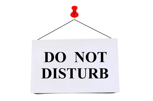 punaisée card on which is written do not disturb in French