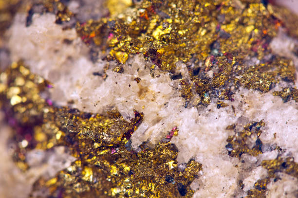 자연의 아름 다운 짜임새입니다. 미네랄의 자연 배경을 흐리게. 화려한 아름 다운 배경입니다. 매크로입니다. - iridescent jewelry metal ore gem 뉴스 사진 이미지