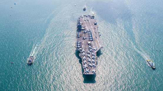 Marina de Guerra Nuclear portaaviones, buque de la marina militar portador completo cargando aviones de combate jet, vista aérea. photo