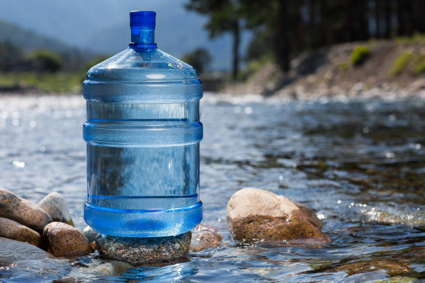 山と川の背景に大きな水筒 - water cooler ストックフォトと画像