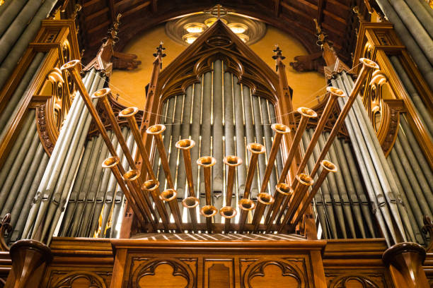 bic-orgel in der kirche - geistliche musik stock-fotos und bilder