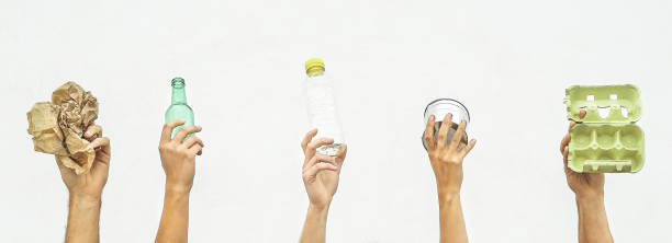 mãos humanas segurando objetos recicláveis como papel, vidro, plástico, alumínio sobre um fundo branco - conceito eco com reciclagem - concentre-se nas mãos - box white cube blank - fotografias e filmes do acervo