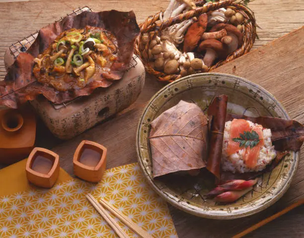 Cook called Hooba-miso is a local cuisine that is still being eaten in the Hida Takayama region of Japan. It is a dish which bakes a miso on ingredients by wetting the dried leaves of the plant called Hooba, putting it on fire.