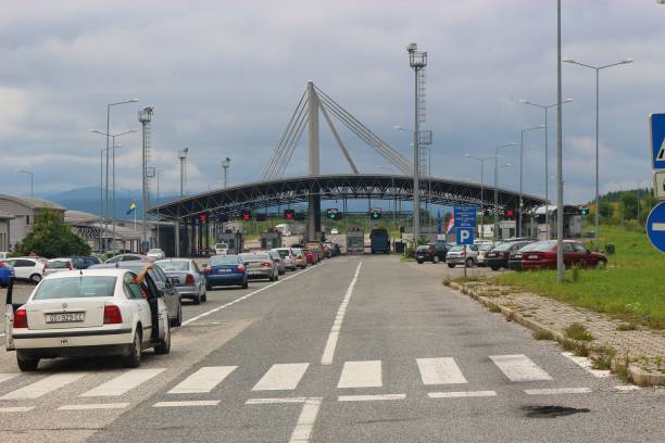 ボスニア ・ ヘルツェゴビナとクロアチアの国境を超える。 - national border ストックフォトと画像