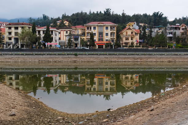 lago da cidade em sa pa - urban scene building exterior reflection house - fotografias e filmes do acervo