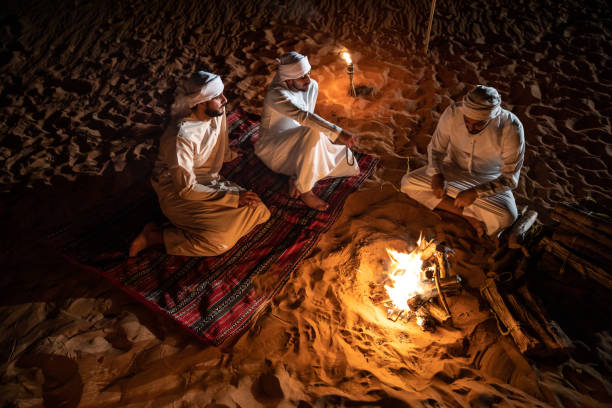 araber, camping in der nacht in der wüste - gericht des mittleren ostens stock-fotos und bilder