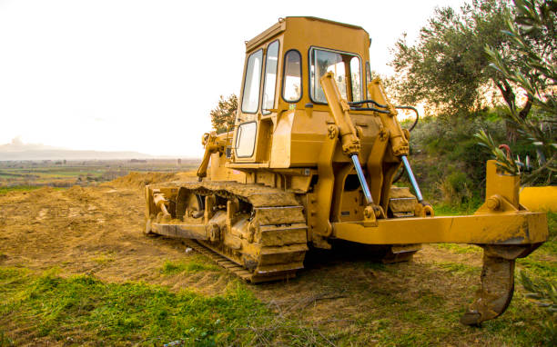 bulldozer agricolo - earth mover working field dirt foto e immagini stock