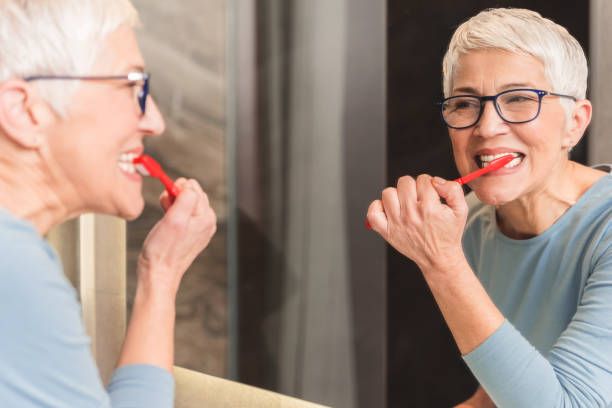 donna che si lava i denti - healthy lifestyle human teeth adult brushing foto e immagini stock
