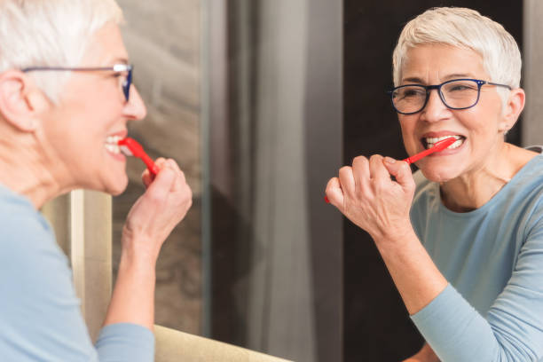 彼女の歯を磨く女性 - brushing teeth human teeth women cleaning ストックフォトと画像