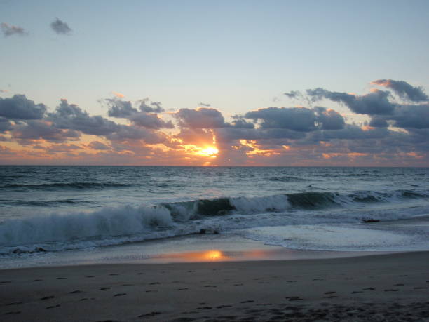istock Sunrise over the ocean 1130304908