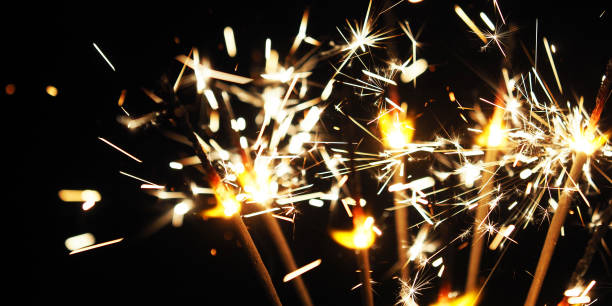 płonące tło sparkler, szczęśliwego nowego roku. widok panoramiczny - happy new year zdjęcia i obrazy z banku zdjęć