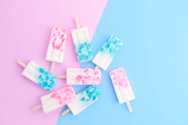 palos de helados, paletas, pop de hielo o congelador pop sobre fondo de colores pastel azul y rosa - flavored ice lollipop candy affectionate fotografías e imágenes de stock