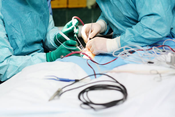 neurochirurdzy wykonują operację wycięcia guza mózgu - surgeon human hand surgery anesthetic zdjęcia i obrazy z banku zdjęć